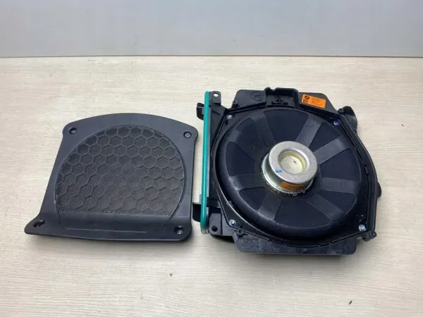 BMW 3 2021 lågtonshögtalare höger OEM 2622862 image 2