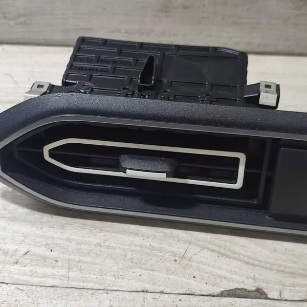 Grille d'aération latérale Dacia Jogger OEM 687601008R image 4