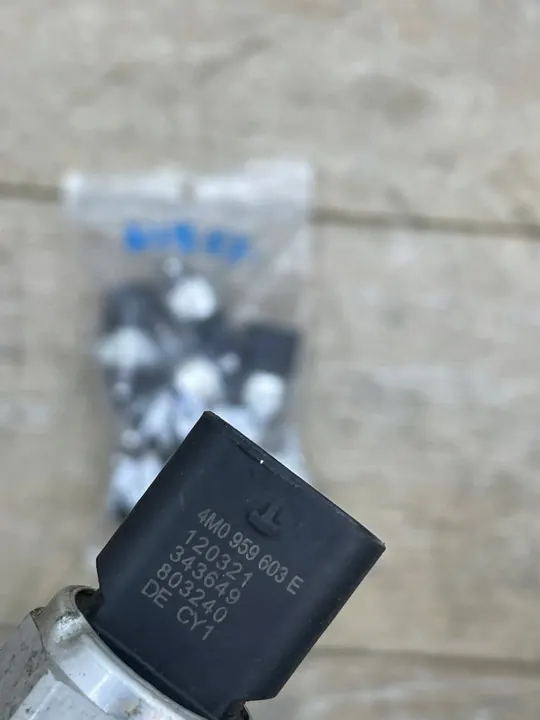 Audi OE Tryck- och temperatursensor image 2