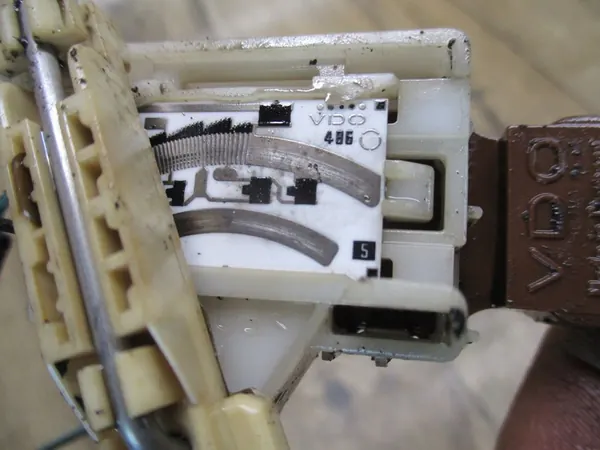 Brandstofniveau sensor drijver Audi A4 B6 B7 image 3