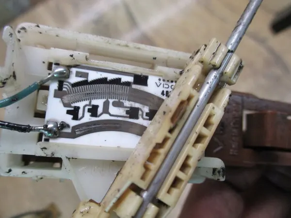 Brandstofniveau sensor drijver Audi A4 B6 B7 image 4