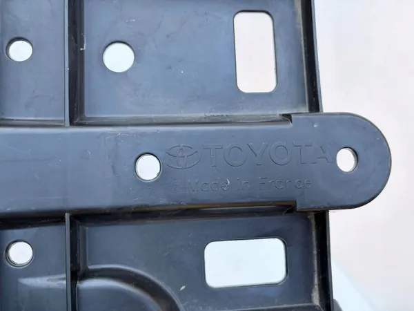 Toyota Yaris IV Frontstoßstangenabdeckung OEM 52618-K0010 image 9