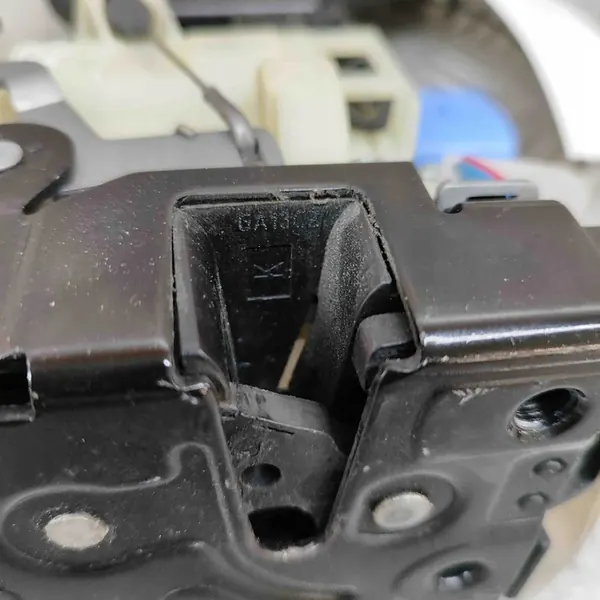 Vänster Framdörrslås VW Transporter VI (T6) OEM 7E1837015B image 6