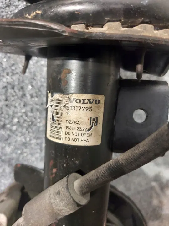 Volvo XC60 I McPherson-fjädring OEM 313117795 Höger image 3