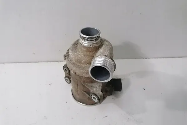 Vattencirkulationspump BMW 5 (F10) 2.0L 2014 OEM 8635089 image 3