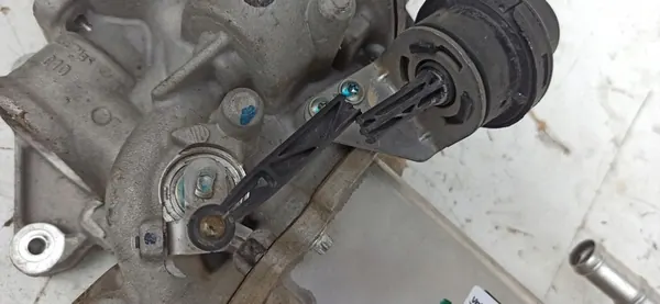 VW T5 2.0TDI EGR-Jäähdytin 03L131512DK image 9