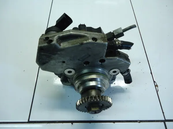 Brandstofpomp MERCEDES C W204 3.0CDI V6 A6420700501 image 2