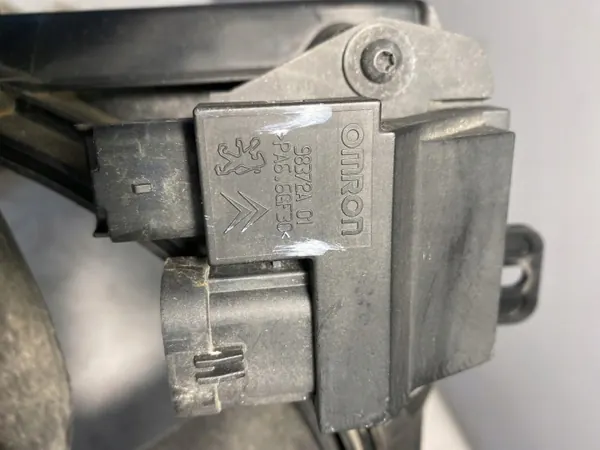 Käytetty jäähdytinpuhallin Citroen DS3 OEM M159983B image 5