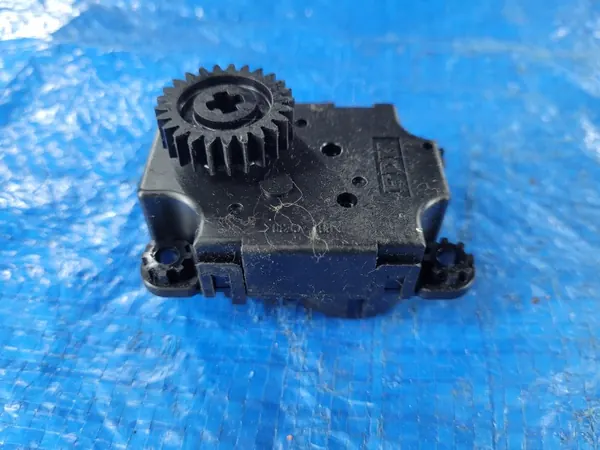 Opel Astra H Lämmityspuhaltimen moottori OEM 52406340 image 3