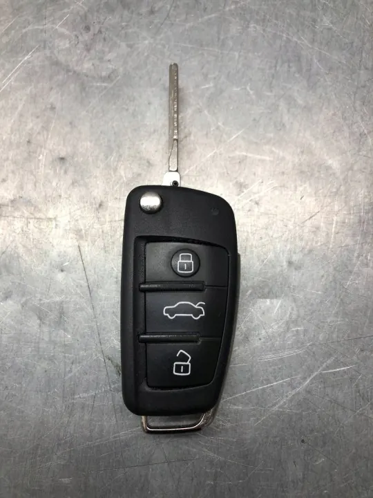 Audi A3 8V Nyckel OEM 8X0837220D - Begagnad image 2