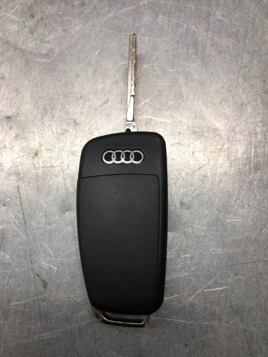 Audi A3 8V Nyckel OEM 8X0837220D - Begagnad image 3