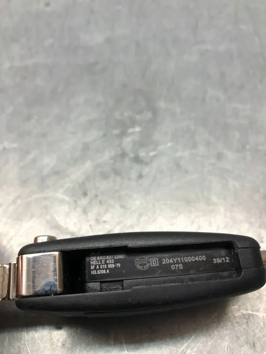 Audi A3 8V Nyckel OEM 8X0837220D - Begagnad image 4