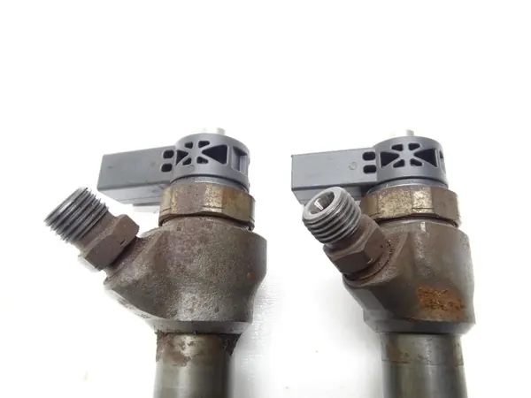 Inyector combustible OEM 03L130277J para VW Passat B7 2.0 TDI image 3
