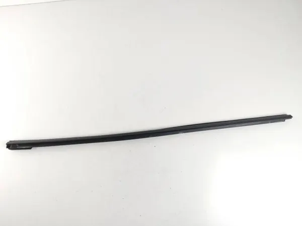 BMW M3 F80 Takaikkunan tiiviste OEM RZV64030 image 2