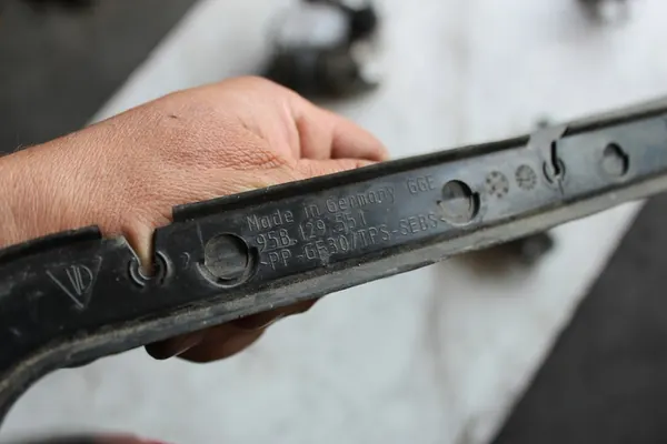 Vedação do capô Porsche Macan image 2