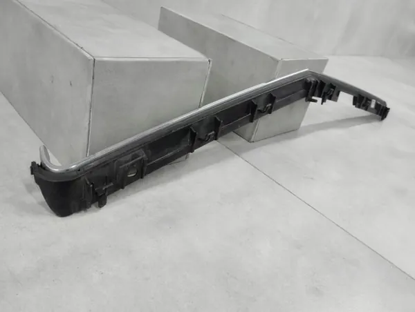 Mercedes E-Class Coupe W207 Grill Trim A2078800082 image 8