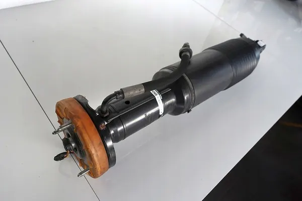 Mercedes R230 SL fram vänster ABC stötdämpare OEM 2303208713 image 4