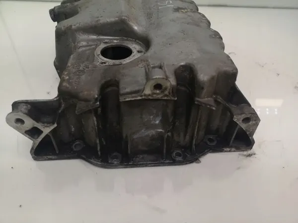 Skoda Fabia Mk2 Öljypärä OEM 03G103603 Käytetty image 7