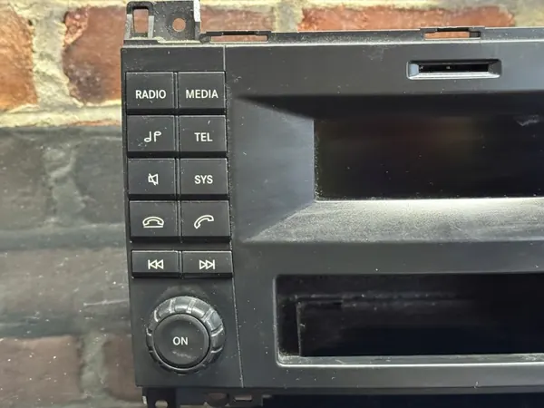 Rádio Mercedes W906 OEM A9069000004 - Usado image 3