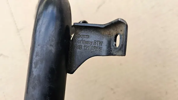 AUDI A4 B6 1.8T Vesiputki 06B121070E image 3