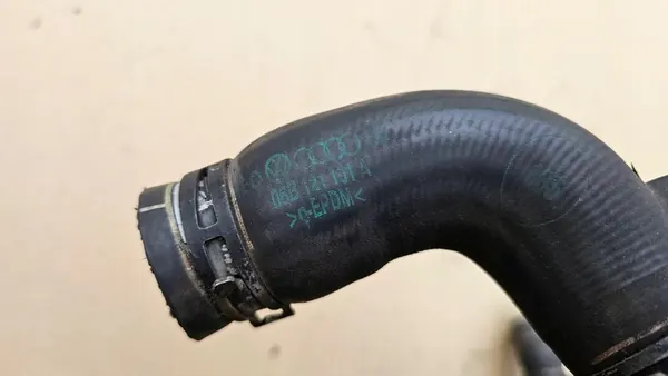 AUDI A4 B6 1.8T Vesiputki 06B121070E image 4