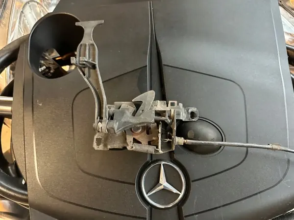 Fecho capô Mercedes W169 OEM UCHWYT RĄCZKA image 2