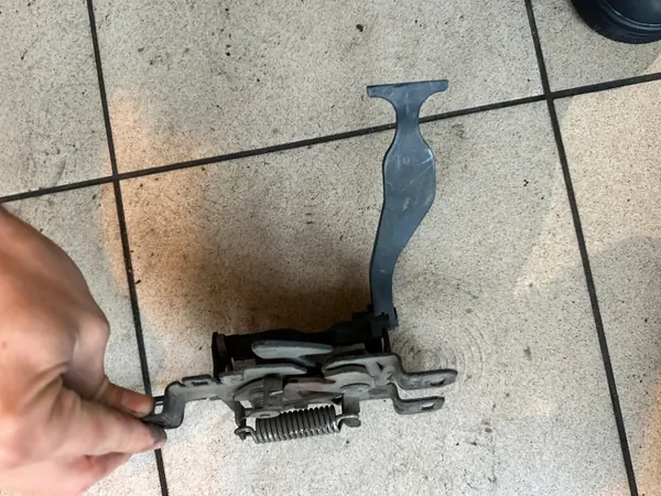 Fecho capô Mercedes W169 OEM UCHWYT RĄCZKA image 3