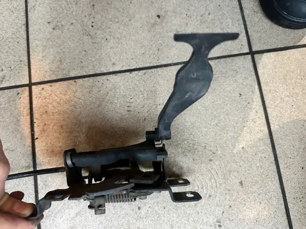Fecho capô Mercedes W169 OEM UCHWYT RĄCZKA image 4