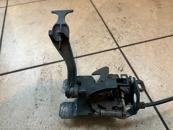 Fecho capô Mercedes W169 OEM UCHWYT RĄCZKA image 6