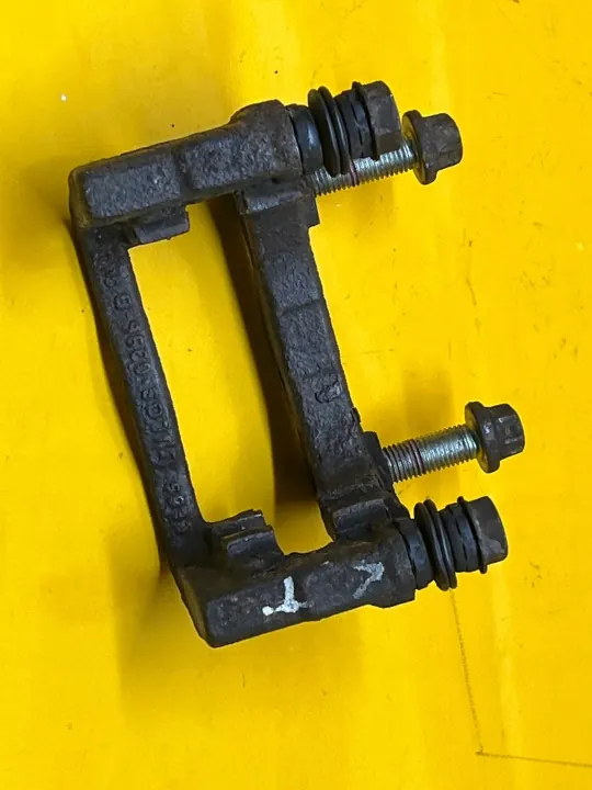 Bromsokklamstöd vänster bak Lucas OEM 470 image 8