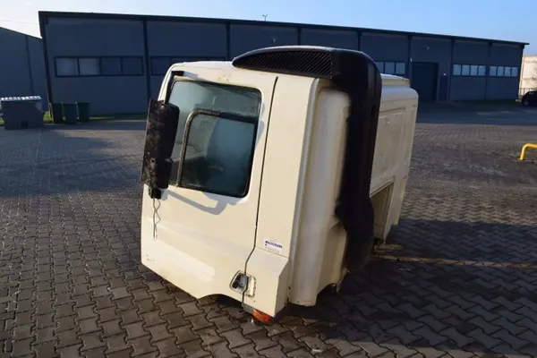DAF CF päiväohjaamon runko ovineen - Käytetty OEM image 3