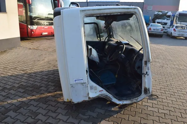 DAF CF päiväohjaamon runko ovineen - Käytetty OEM image 6