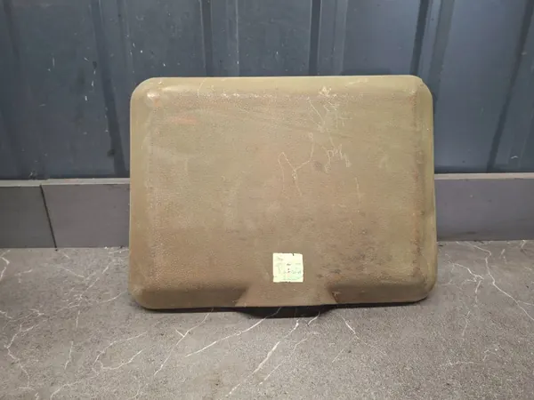 Mercedes W123 bakre hyllförbandslåda OEM 1238650053 image 2