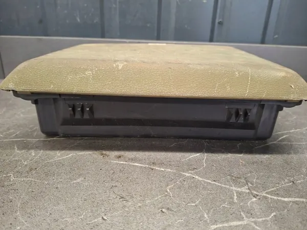 Mercedes W123 bakre hyllförbandslåda OEM 1238650053 image 3