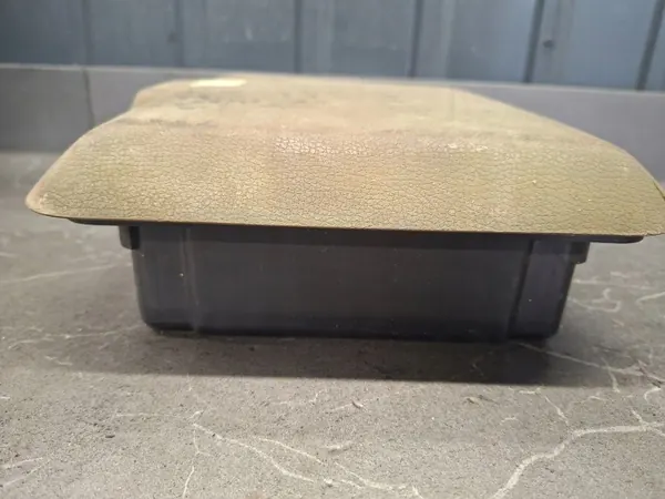 Mercedes W123 bakre hyllförbandslåda OEM 1238650053 image 4