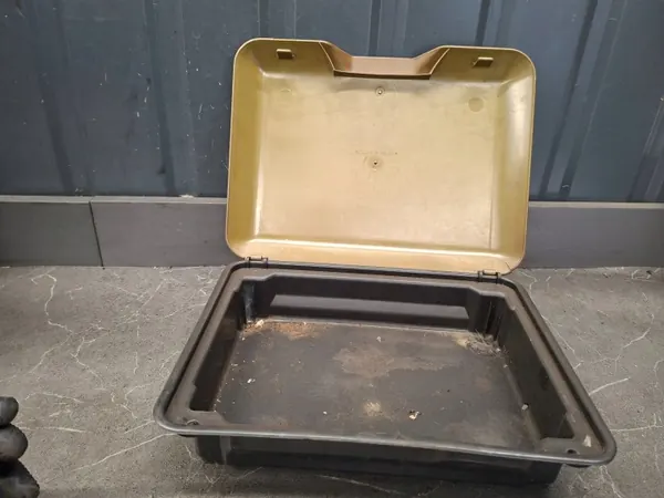 Mercedes W123 bakre hyllförbandslåda OEM 1238650053 image 6