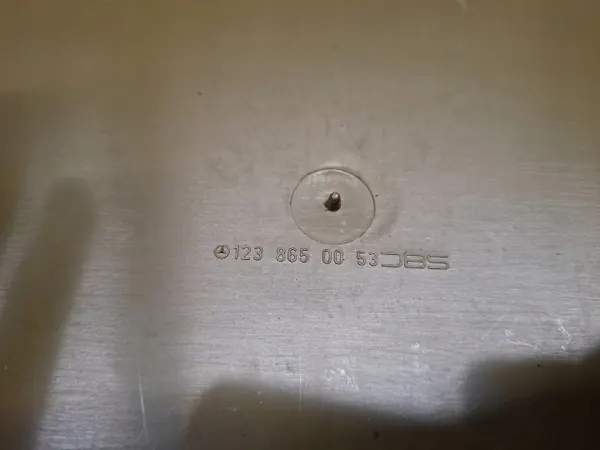 Mercedes W123 bakre hyllförbandslåda OEM 1238650053 image 7