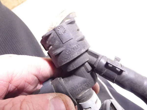 VW Audi Skoda Vesiputki Alkuperäinen OE 5Q0122291AM image 3