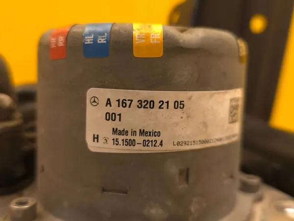 Mercedes-Benz GLS X167 Rear Air Suspension Compressor A1673202105 image 9