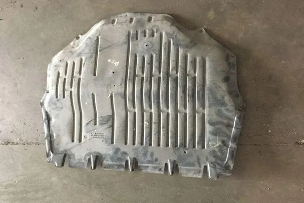 Moottorin suojus VW POLO 1.6L 2006 image 2