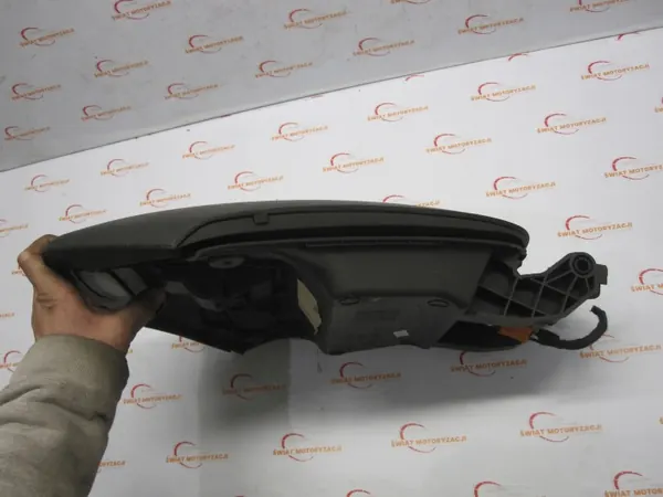 Compartimento de almacenaje Ford OE DT11-V04694-AHW usado image 4