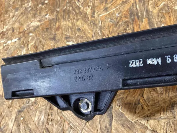 Junta puerta delantera derecha Porsche 911 (992) OEM 992837392A image 5