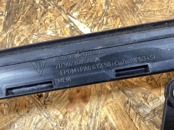 Junta puerta delantera derecha Porsche 911 (992) OEM 992837392A image 6