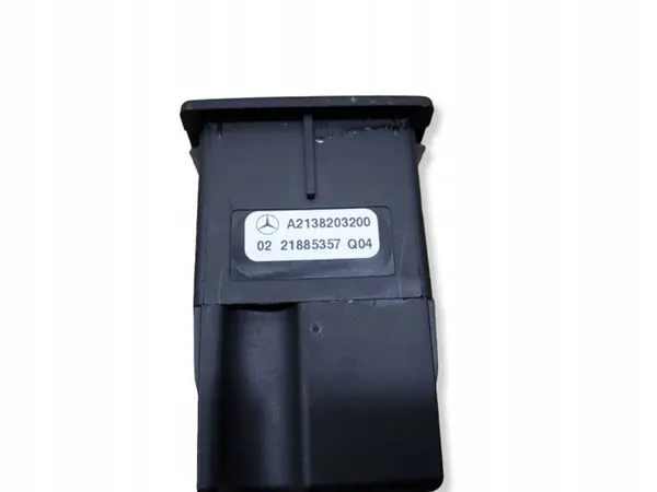 Enchufe AUX Mercedes-Benz OEM A2138203200 - Usado image 3