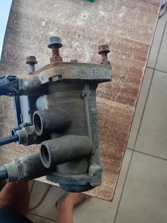 Farol esquerdo Volvo FH OEM 21122037 - Usado image 3