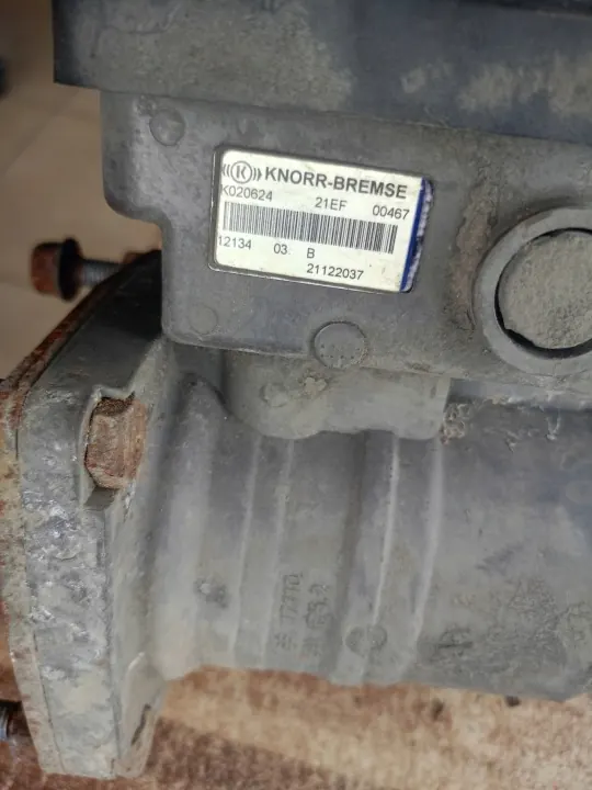 Farol esquerdo Volvo FH OEM 21122037 - Usado image 4