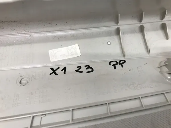 BMW X1 U11 2023 Pilaripäällyste Oikea Etu OEM 9462314 image 3