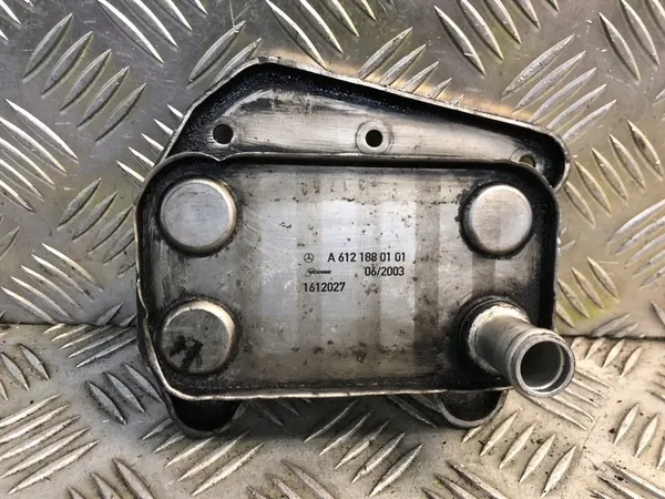 Radiador de óleo Mercedes-Benz C W203 OEM 6121880101 image 2