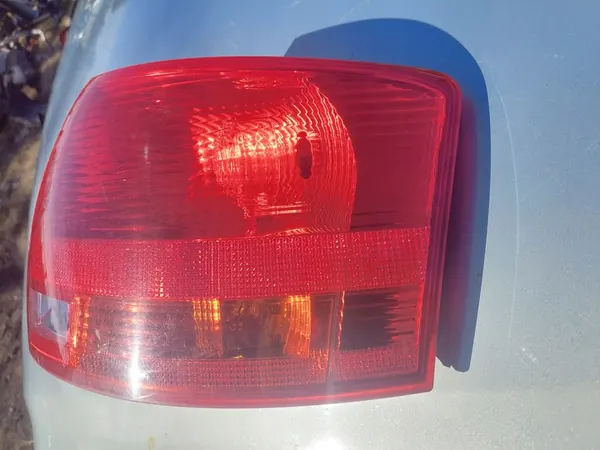 AUDI A4 B7 Luz Trasera Derecha OEM image 2