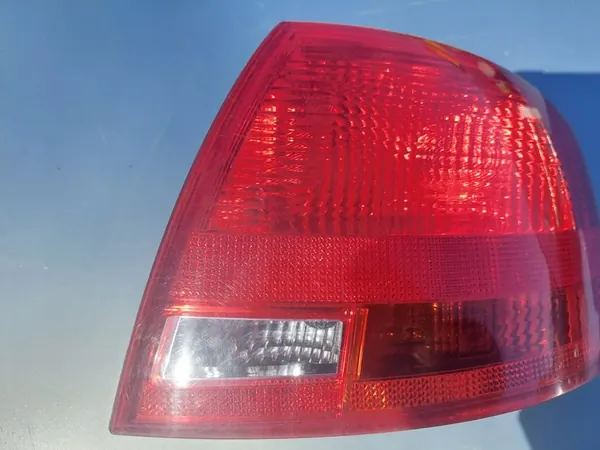 AUDI A4 B7 Luz Trasera Derecha OEM image 3